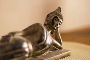 Eine Buddha Figur im Raum gibt eine Aura der Besinnung und Entspannung